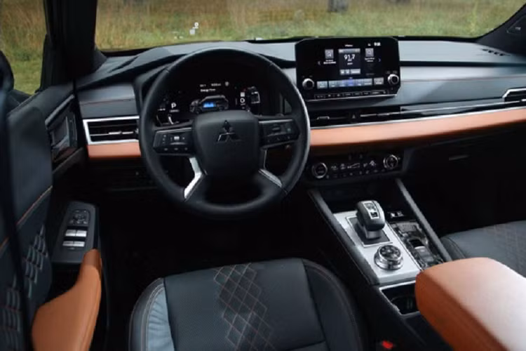 Ở thị trường nước ngoài, Mitsubishi Outlander mới hiện có 2 tùy chọn động cơ. Thứ nhất là động cơ xăng 4 xi-lanh thẳng hàng, dung tích 2.5L, sản sinh công suất tối đa 181 mã lực và mô-men xoắn cực đại 245 Nm, dùng chung với Nissan X-Trail. Động cơ này kết hợp cùng hộp số biến thiên vô cấp giả lập 8 cấp số và hệ dẫn động cầu trước hoặc 4 bánh.