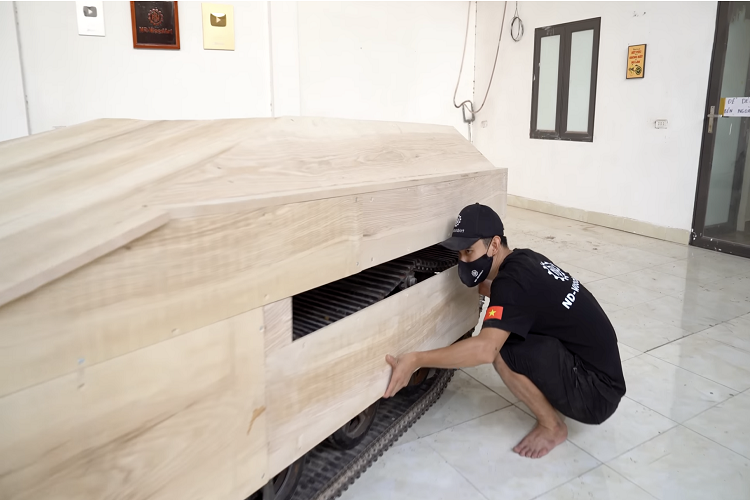 Phần đầu của chiếc xe tăng có thể nâng lên hạ xuống bằng cơ cấu thuỷ lực. Chi tiết này giúp con trai của anh Đạo có thể leo lên dễ dàng hơn.