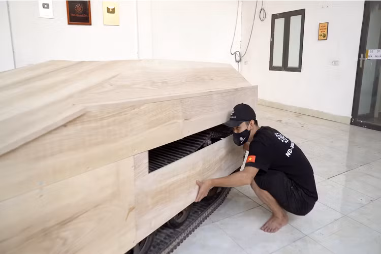 Phần đầu của chiếc xe tăng có thể nâng lên hạ xuống bằng cơ cấu thuỷ lực. Chi tiết này giúp con trai của anh Đạo có thể leo lên dễ dàng hơn.