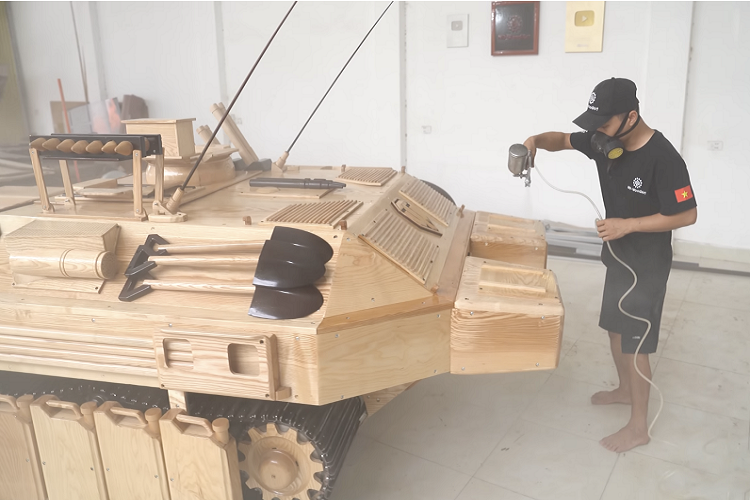 Là một chiếc xe tăng bằng gỗ chạy động cơ điện, chiếc xe mô phỏng STRV 103 của anh Đạo có cơ chế di chuyển tiến, lùi, leo vỉa hè và đi trên mặt cỏ.