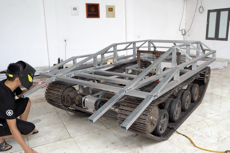 Bước đầu tiên để làm một chiếc xe tăng đến từ phần khung gầm. Dẫu vậy khác với những mẫu xe tăng trước đó anh Đạo Làm, phần khung gầm của chiếc xe mô phỏng STRV 103 được làm kỳ công và tốn nhiều nguyên vật liệu hơn cả.