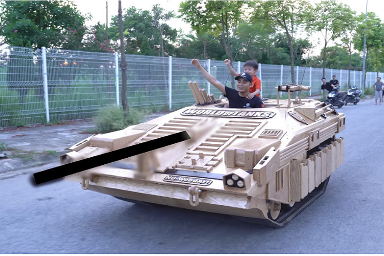 Trên kênh YouTube ND – Woodworking Art đã đăng tải video mới nhất. Trong video, sản phẩm mới của anh Trương Văn Đạo là chiếc xe tăng bằng gỗ chạy điện mô phỏng theo loại STRV 103 của Thụy Điển. Đây vốn là mẫu xe tăng nổi tiếng xuất hiện trong tựa game World of Tanks.