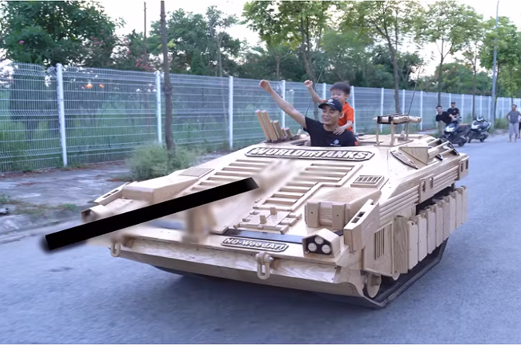 Trên kênh YouTube ND – Woodworking Art đã đăng tải video mới nhất. Trong video, sản phẩm mới của anh Trương Văn Đạo là chiếc xe tăng bằng gỗ chạy điện mô phỏng theo loại STRV 103 của Thụy Điển. Đây vốn là mẫu xe tăng nổi tiếng xuất hiện trong tựa game World of Tanks.