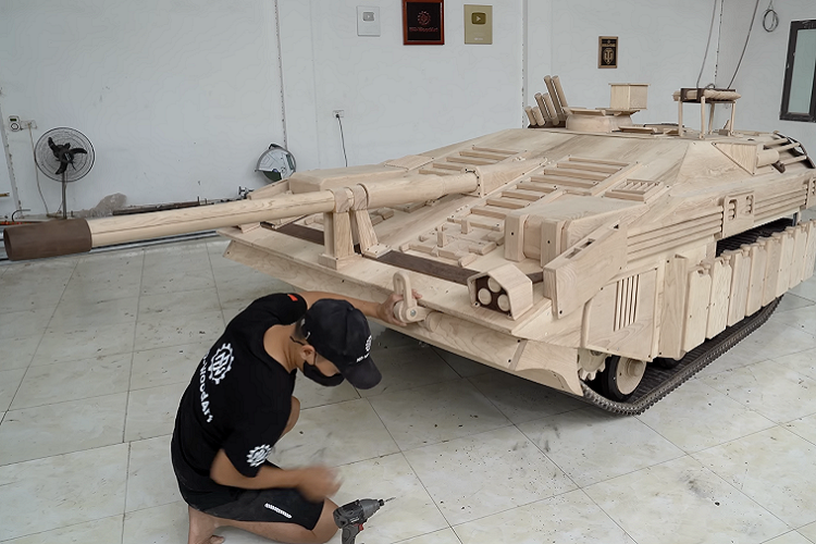 Sau khi hoàn tất bộ khung, ông bố 9X tiến hành sử dụng vật liệu gỗ để gia công chi tiết cho chiếc xe tăng. Các chi tiết như bánh xe, bình xăng, xẻng đều được đội ngũ ND – Woodworking Art hoàn thiện một cảnh chỉn chu và tỉ mỉ nhất.