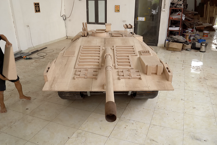 Đội ngũ ND – Woodworking Art sử dụng một khung thép gắn với hệ thống bánh xích để tạo thành nền tảng cho chiếc xe tăng gỗ. Sau đó, cấu trúc cơ bản này được bổ sung động cơ điện, cung cấp năng lượng bền vững cho xe tăng.