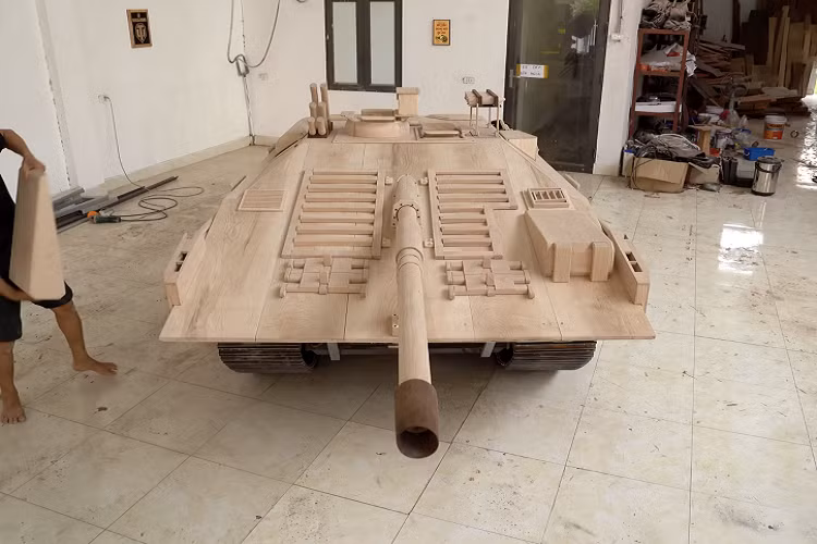 Đội ngũ ND – Woodworking Art sử dụng một khung thép gắn với hệ thống bánh xích để tạo thành nền tảng cho chiếc xe tăng gỗ. Sau đó, cấu trúc cơ bản này được bổ sung động cơ điện, cung cấp năng lượng bền vững cho xe tăng.