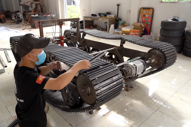 Thiết kế này khiến xe tăng STRV 103 bằng gỗ có hình dáng khá nhỏ bé, chỉ cao 2,13 mét và khẩu ph.áo chỉ cách mặt đất 1,67 mét. Đối với anh Trương Văn Đạo, những đặc điểm đó cũng đơn giản hóa quá trình xây dựng chiếc xe.