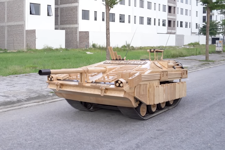 Anh Đạo chia sẻ rằng con trai của mình muốn sở hữu một món đồ chơi không bao giờ hỏng. Vì thế, anh cùng với đội ngũ của mình quyết định làm ra một chiếc xe tăng “xịn” và có lẽ sẽ “không bao giờ hỏng” để tặng cho con. STRV 103 được phân loại là xe tăng không có tháp pháo. Đây có lẽ là loại xe tăng duy nhất thuộc loại này kể từ thời chiến tranh lạnh.