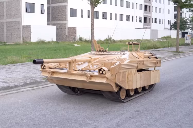 Anh Đạo chia sẻ rằng con trai của mình muốn sở hữu một món đồ chơi không bao giờ hỏng. Vì thế, anh cùng với đội ngũ của mình quyết định làm ra một chiếc xe tăng “xịn” và có lẽ sẽ “không bao giờ hỏng” để tặng cho con. STRV 103 được phân loại là xe tăng không có tháp pháo. Đây có lẽ là loại xe tăng duy nhất thuộc loại này kể từ thời chiến tranh lạnh.