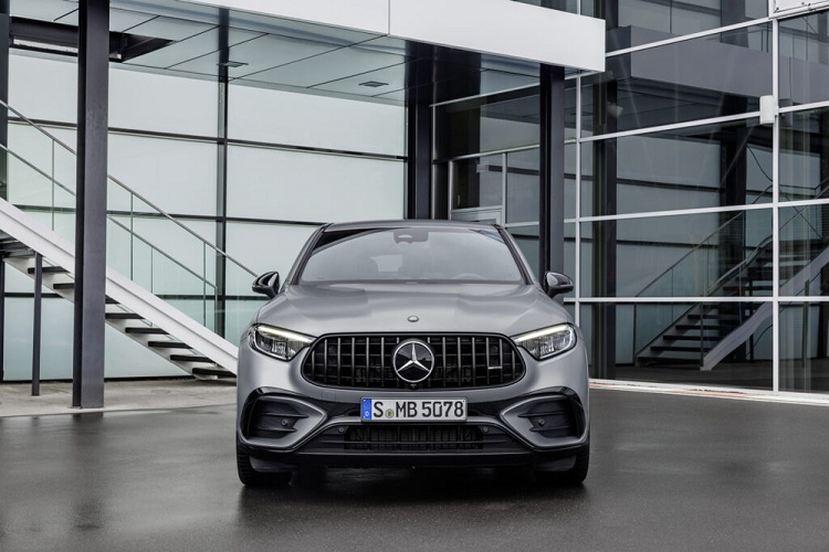 Vào hồi tháng 3 đầu năm nay, Mercedes-Benz đã vén màn thế hệ mới của dòng SUV hạng sang GLC Coupe. Sau nửa năm, đến lượt cặp đôi phiên bản hiệu suất cao Mercedes-AMG GLC 43 và 63 S E Performance Coupe của mẫu xe này trình làng.