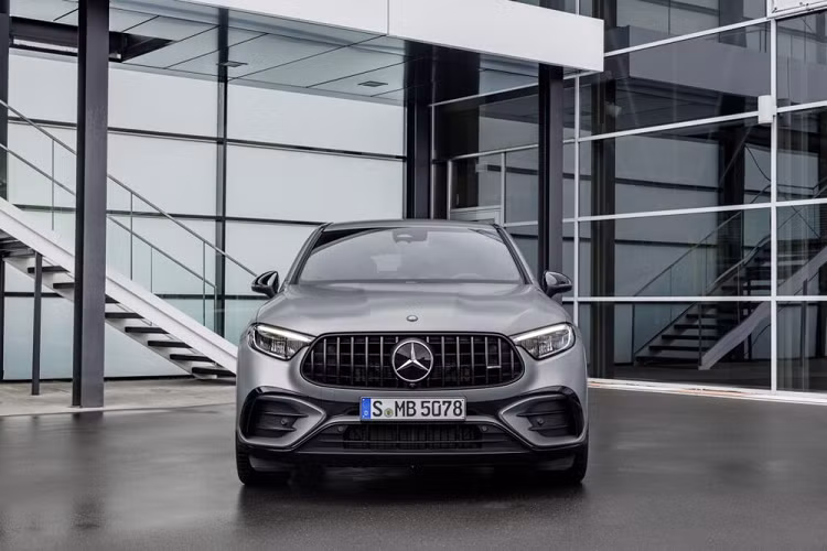 Vào hồi tháng 3 đầu năm nay, Mercedes-Benz đã vén màn thế hệ mới của dòng SUV hạng sang GLC Coupe. Sau nửa năm, đến lượt cặp đôi phiên bản hiệu suất cao Mercedes-AMG GLC 43 và 63 S E Performance Coupe của mẫu xe này trình làng.