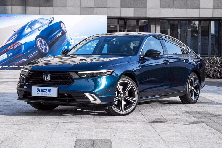 Ngoài ra, xe mới còn được trang bị hệ thống hỗ trợ lái Honda Sensing, âm thanh Bose 12 loa và bảng đồng hồ full LCD 10,2 inch. Hiện giá xe Honda Accord 2023 bản PHEV tại thị trường Trung Quốc vẫn chưa được công bố.