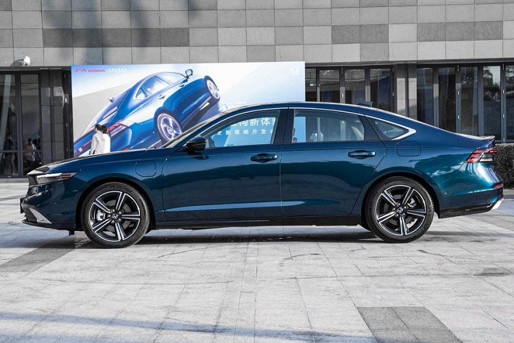 Về mẫu xe sedan Honda Accord e:PHEV, sẽ được trang bị hệ thống plug-in hybrid bao gồm động cơ xăng 4 xi-lanh, dung tích 2.0 lít sản sinh ra công suất tối đa 146 mã lực, còn công suất cực đại của mô-tơ điện là 181 mã lực.