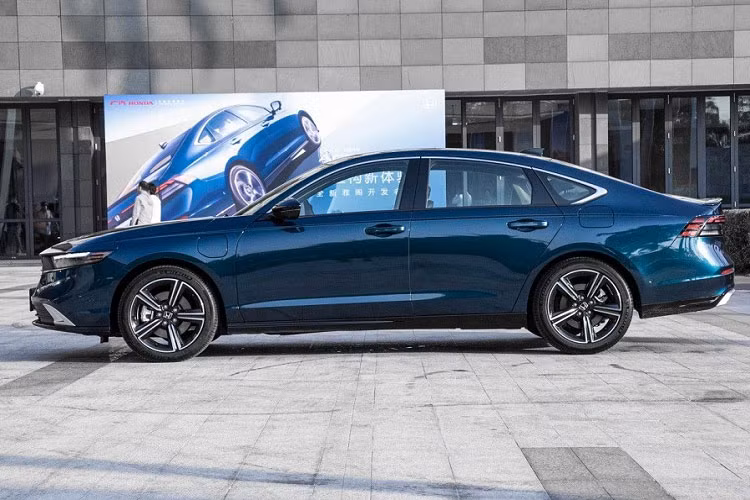 Về mẫu xe sedan Honda Accord e:PHEV, sẽ được trang bị hệ thống plug-in hybrid bao gồm động cơ xăng 4 xi-lanh, dung tích 2.0 lít sản sinh ra công suất tối đa 146 mã lực, còn công suất cực đại của mô-tơ điện là 181 mã lực.