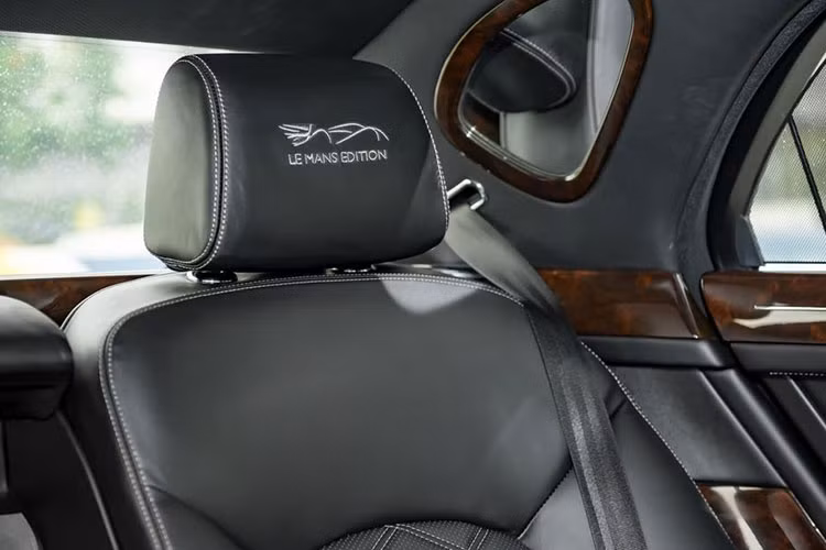 Tất cả 48 chiếc xe siêu sang Bentley Mulsanne Le Mans Edition đều sẽ được trang bị mặt đồng hồ đúng phiên bản đường đua Le Mans, bảng đồng hồ đo phụ, và cuối cùng muốn biết xe số thứ tự bao nhiêu trong tổng số 48 chiếc Bentley Mulsanne Le Mans Edition sản xuất toàn cầu, xin mời bạn nhìn xuống bảng điều khiển trung tâm, khu vực cần số sẽ có 1 chỗ được ốp gỗ veneer, có số thứ tự rõ ràng.