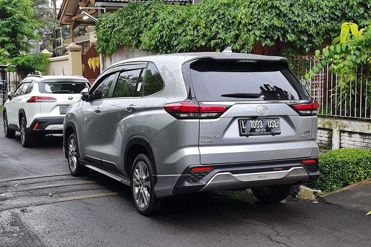 Phiên bản Toyota Innova Hybrid 2023 cao cấp nhất sẽ có thêm dải LED định vị ban ngày, đèn sương mù trước, vành hợp kim 18 inch và cửa cốp chỉnh điện. Toyota Innova 2023 cũng lột xác hoàn toàn về thiết kế nội thất, theo xu hướng cá nhân hơn và sang trọng hơn. Táp-lô xe có thiết kế đa tầng với vô lăng ba chấu, bảng đồng hồ với màn hình đa thông tin 7 inch và màn hình cảm ứng trung tâm 10 inch đặt nổi