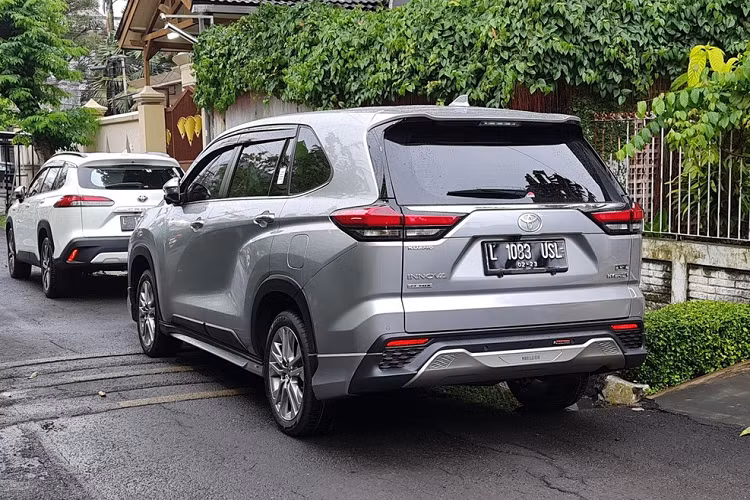 Phiên bản Toyota Innova Hybrid 2023 cao cấp nhất sẽ có thêm dải LED định vị ban ngày, đèn sương mù trước, vành hợp kim 18 inch và cửa cốp chỉnh điện. Toyota Innova 2023 cũng lột xác hoàn toàn về thiết kế nội thất, theo xu hướng cá nhân hơn và sang trọng hơn. Táp-lô xe có thiết kế đa tầng với vô lăng ba chấu, bảng đồng hồ với màn hình đa thông tin 7 inch và màn hình cảm ứng trung tâm 10 inch đặt nổi