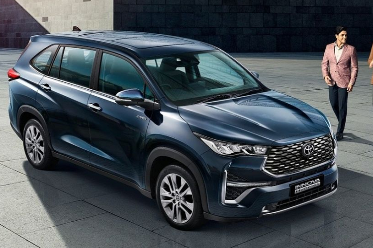 Toyota Innova 2023 về Việt Nam sẽ dùng động cơ xăng hoặc hybrid mới. Động cơ xăng Dynamic Force 4 xi-lanh, dung tích 2.0L, sản sinh công suất tối đa 174 mã lực tại tua máy 6.600 vòng/phút và mô-men xoắn cực đại 205 Nm tại dải tua máy 4.500 - 9.000 vòng/phút.