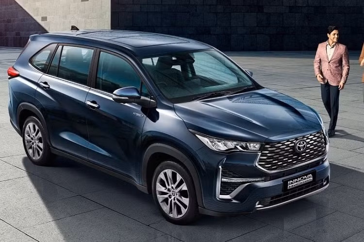Toyota Innova 2023 về Việt Nam sẽ dùng động cơ xăng hoặc hybrid mới. Động cơ xăng Dynamic Force 4 xi-lanh, dung tích 2.0L, sản sinh công suất tối đa 174 mã lực tại tua máy 6.600 vòng/phút và mô-men xoắn cực đại 205 Nm tại dải tua máy 4.500 - 9.000 vòng/phút.