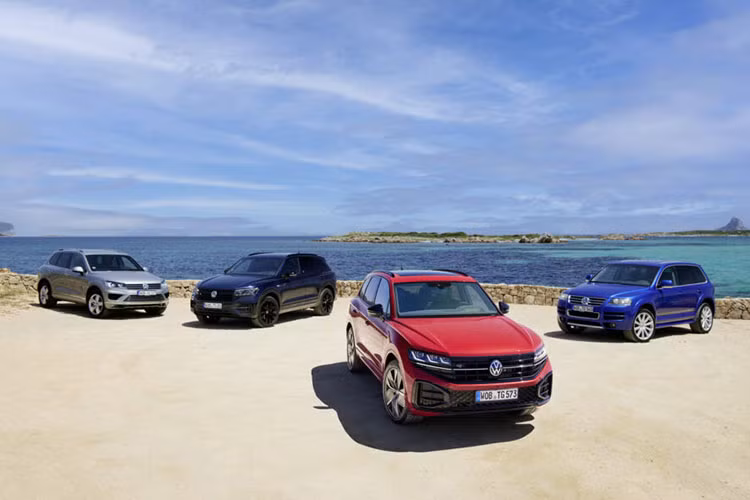 Sau 5 năm ra mắt, thế hệ thứ ba của dòng xe Volkswagen Touareg đã được bổ sung phiên bản nâng cấp giữa vòng đời. Đúng như đoạn video úp mở do hãng Volkswagen tung ra trước đó, mẫu SUV Volkswagen Touareg 2024 mới đã được bổ sung cả thiết kế lẫn trang bị mới nhằm tăng sức cạnh tranh với BMW X5 và Mercedes-Benz GLE.