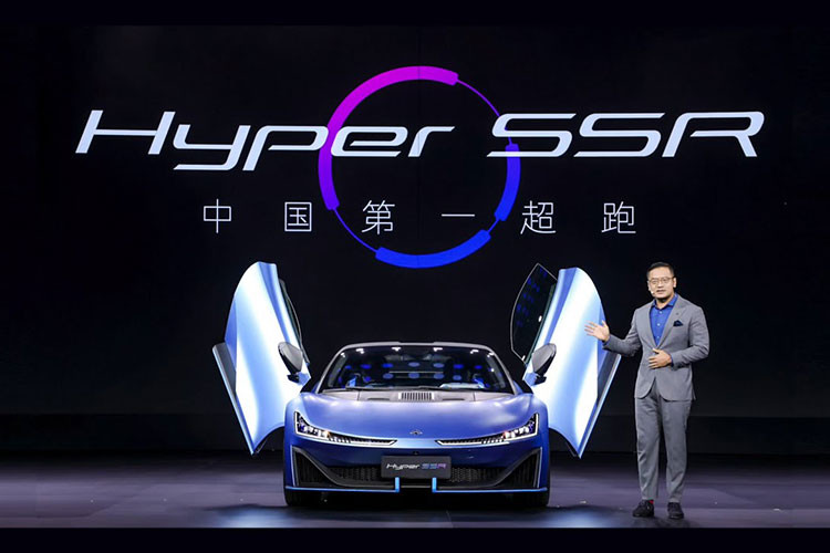 Mới đây, chiếc siêu xe điện Aion Hyper SSR 2024 mới đã được trưng bày tại 1 trung tâm mua sắm ở Quảng Châu, đặt biệt hơn, không phải màu xanh lá, xanh dương, xanh da trời, trắng, đen hay cam như các mẫu xe xuất hiện tại nhà máy, chiếc xe này còn có ngoại thất bằng carbon trần, 1 trong những bộ áo đắt đỏ nhất trên các siêu xe.