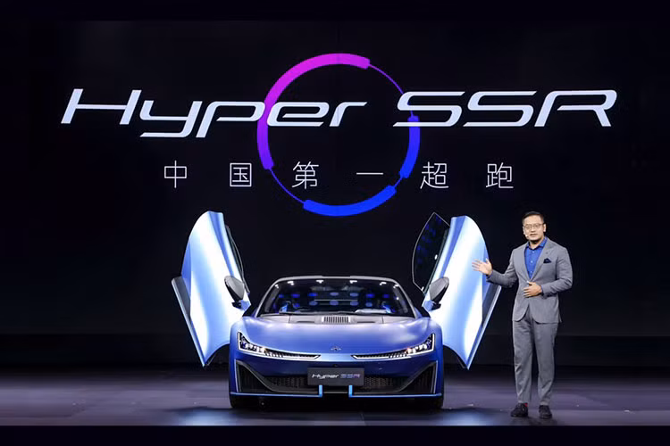 Mới đây, chiếc siêu xe điện Aion Hyper SSR 2024 mới đã được trưng bày tại 1 trung tâm mua sắm ở Quảng Châu, đặt biệt hơn, không phải màu xanh lá, xanh dương, xanh da trời, trắng, đen hay cam như các mẫu xe xuất hiện tại nhà máy, chiếc xe này còn có ngoại thất bằng carbon trần, 1 trong những bộ áo đắt đỏ nhất trên các siêu xe.