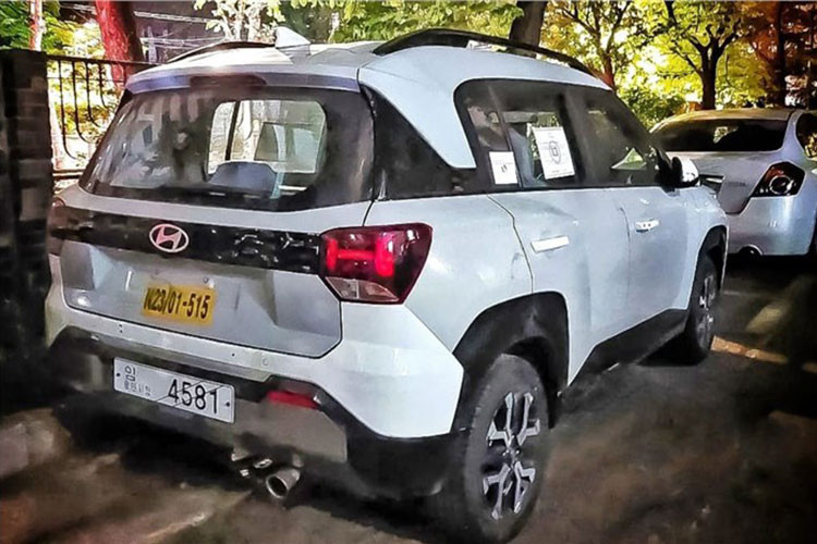 Tiếp đến là logo Hyundai dạng 2D trên nắp ca-pô, baga nóc nổi bật và hốc bánh loe rộng với ốp cua lốp màu đen. Bên trong hốc bánh này xuất hiện bộ vành hợp kim khá nhỏ với thiết kế 4 chấu kép hình chữ "Y".