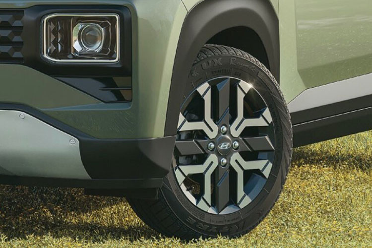 Chưa hết, theo công bố của hãng xe Hyundai trước đó, Exter hoàn toàn mới tại Ấn Độ sẽ được trang bị 6 túi khí tiêu chuẩn, bao gồm 2 túi khí trước, 2 túi khí sườn và 2 túi khí rèm nhằm đáp ứng quy định mới sắp có hiệu lực tại quốc gia này. Đồng thời, Hyundai Exter hứa hẹn sẽ là mẫu xe rẻ nhất tại thị trường Ấn Độ có 6 túi khí tiêu chuẩn.