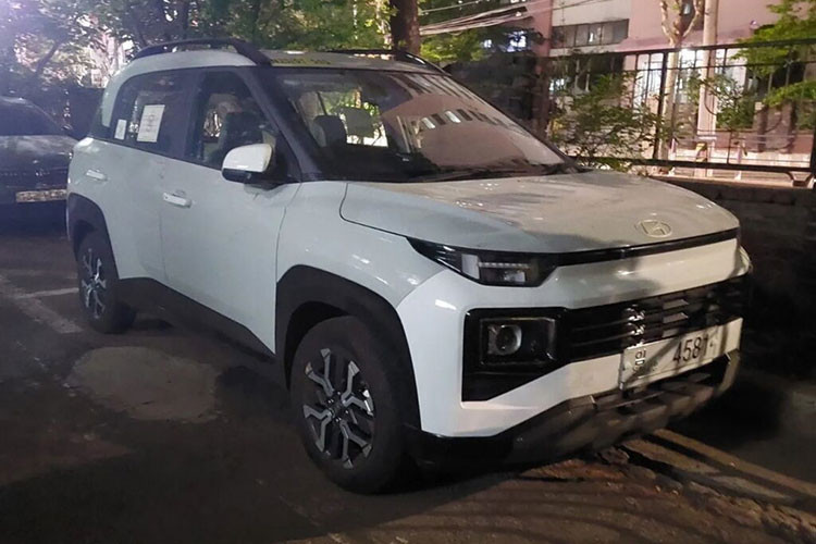 Đằng sau Hyundai Exter 2024 tại Ấn Độ là cụm đèn hậu với tạo hình chữ "H" bên trong, tạo sự tương đồng với dải đèn LED định vị ban ngày. Tương tự cản trước, cản sau cũng đi kèm tấm ốp màu bạc bên dưới với thiết kế giả bộ khuếch tán gió thể thao.