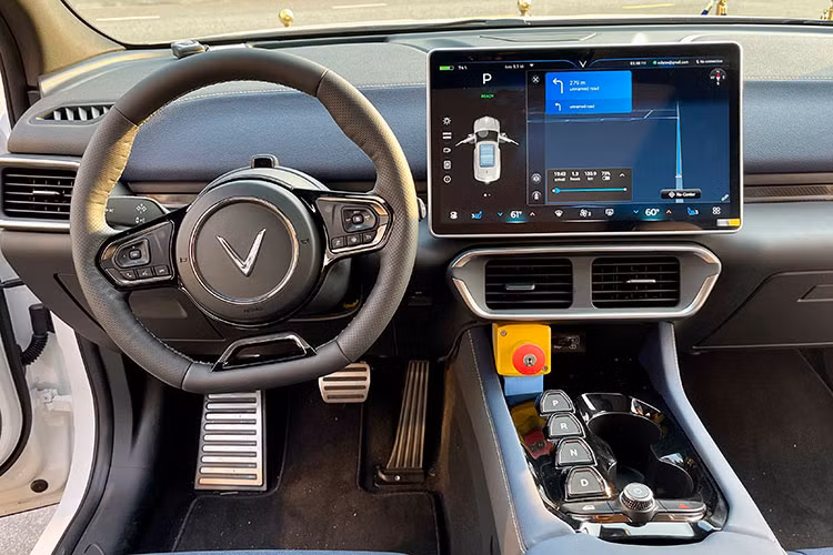 VinFast VF8 bi trieu hoi tai My do loi man hinh trung tam