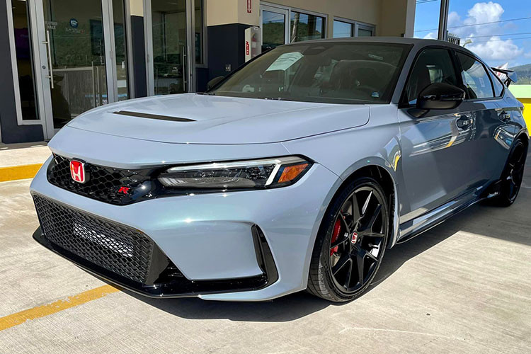 Xe sẽ chính thức được phân phối tại Việt Nam với số lượng giới hạn, mức giá xe Honda Civic Type R 2023 được đề xuất 2,399 tỷ đồng (đã bao gồm VAT). Xe sẽ được giao tới tay khách hàng vào Quý 2 năm 2023 này.
