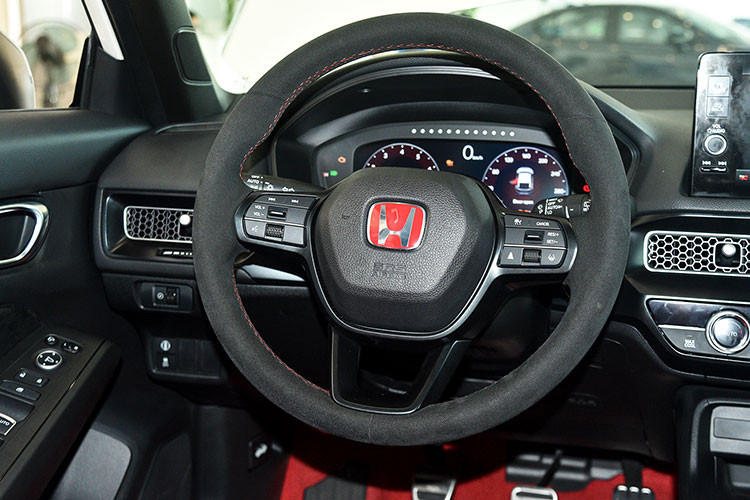 Mẫu hatchback hiệu suất cao được trang bị gói công nghệ an toàn Honda Sensing với các chức năng như: Cảnh báo va chạm phía trước, Cảnh báo chệch làn đường, Phanh khẩn cấp tự động, Hỗ trợ giữ làn đường, Giám sát điểm mù và Kiểm soát hành trình thích ứng.