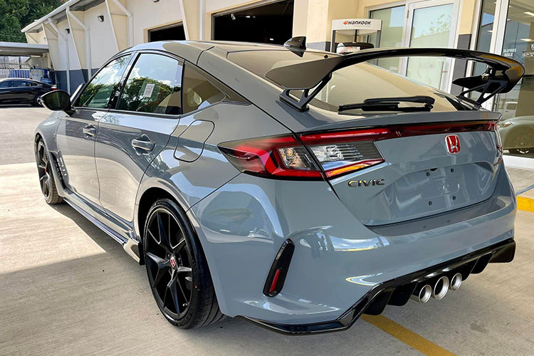 Honda Civic Type R thế hệ thứ sáu được nhập khẩu nguyên chiếc từ Nhật Bản với 5 tùy chọn màu sắc: Trắng (Championship White); Đỏ (Rallye Red); Xanh (Racing Blue Pearl); Xám (Sonic Grey Pearl); Đen (Crystal Black Pearl).