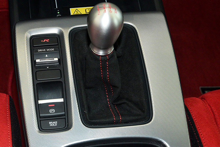 Honda Civic Type R 2023 được trang bị khối động cơ 2.0L DOHC VTEC Turbo sản sinh công suất 315 mã lực tại 6.500 vòng/phút và mô-men xoắn 420 Nm trong khoảng 2.600 đến 4.000 vòng/phút. Tốc độ tối đa được giới hạn ở mức 272 km/h.