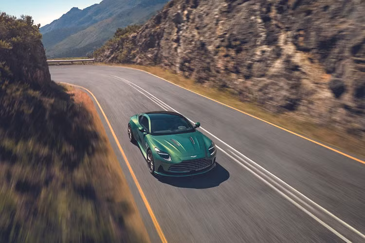 Xe còn ứng dụng khung gầm mới cải tiến độ cứng hơn 7% so với DB11, theo Aston Martin. Tiếp đến là tinh chỉnh hệ thống kiểm soát ổn định điện tử và bổ trợ lực phanh cân chỉnh lại. DB12 sử dụng hệ thống phanh gốm carbon giúp giảm 27 kg trọng lượng.