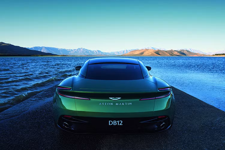 Aston Martin cho biết họ đã thực hiện một số sửa đổi quan trọng đối để làm cho DB12 hoạt động hiệu quả hơn trước. Cụ thể, hệ thống treo trên Aston Martin DB12 sử dụng giảm xóc thích ứng đời mới cùng thanh chống lật cứng hơn để đảm bảo cấu trúc tổng thể trước công suất mới mạnh hơn đáng kể .