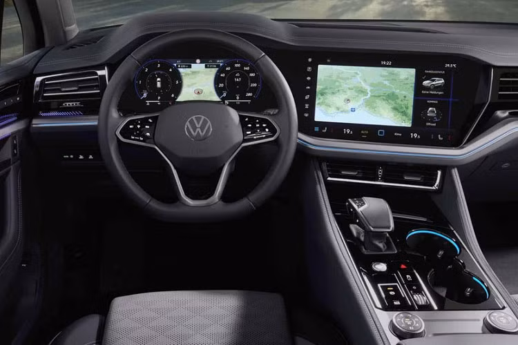 Bên cạnh đó là hệ thống điều khiển bằng giọng nói cải tiến, những bề mặt trong xe được bọc bằng chất liệu cao cấp mềm mại hơn và cổng USB Type C 45W giúp sạc nhanh hơn. Ở bản R cao cấp nhất, xe sẽ được trang bị ghế bọc da, cửa sổ trời toàn cảnh Panorama và hệ thống điều hòa tự động 4 vùng độc lập.