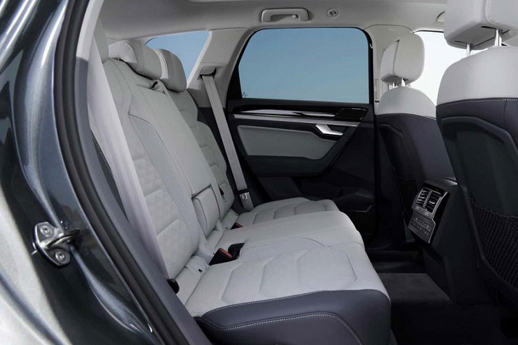 Trong khi đó, trang bị an toàn của Volkswagen Touareg 2024 có thêm hệ thống hỗ trợ đỗ xe Park Assist Plus với tính năng điều khiển từ xa, hỗ trợ quan sát ban đêm Night Assist cũng như hệ thống Travel Assist giúp giữ làn đường, giữ khoảng cách an toàn với xe phía trước và duy trì tốc độ cài đặt trước.