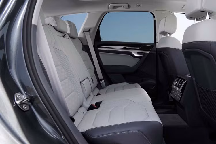 Trong khi đó, trang bị an toàn của Volkswagen Touareg 2024 có thêm hệ thống hỗ trợ đỗ xe Park Assist Plus với tính năng điều khiển từ xa, hỗ trợ quan sát ban đêm Night Assist cũng như hệ thống Travel Assist giúp giữ làn đường, giữ khoảng cách an toàn với xe phía trước và duy trì tốc độ cài đặt trước.