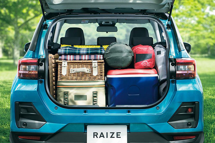 Phần đầu xe có thể sử dụng ngôn ngữ thiết kế mới nhất của Toyota với các trang bị như đèn pha hình chữ L giống Prius mới. Nội thất Raize Space sẽ không có khác biệt quá nhiều so với phiên bản tiêu chuẩn, ngoại trừ việc được bổ sung hàng ghế thứ 3.