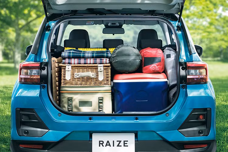 Phần đầu xe có thể sử dụng ngôn ngữ thiết kế mới nhất của Toyota với các trang bị như đèn pha hình chữ L giống Prius mới. Nội thất Raize Space sẽ không có khác biệt quá nhiều so với phiên bản tiêu chuẩn, ngoại trừ việc được bổ sung hàng ghế thứ 3.