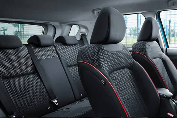 Về thiết kế, Toyota Raize Space chắc chắn sẽ có nhiều điểm khác biệt so với phiên bản 2 hàng ghế. Hông xe gần như chắc chắn sẽ có cửa sổ thứ 3 để người ngồi hàng ghế cuối nhìn ra bên ngoài.