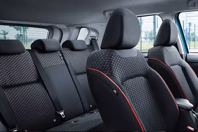 Về thiết kế, Toyota Raize Space chắc chắn sẽ có nhiều điểm khác biệt so với phiên bản 2 hàng ghế. Hông xe gần như chắc chắn sẽ có cửa sổ thứ 3 để người ngồi hàng ghế cuối nhìn ra bên ngoài.