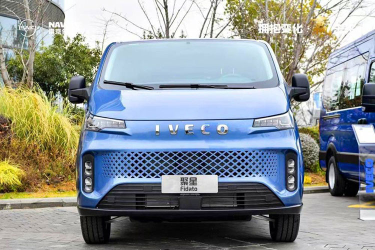 Về hệ thống truyền động, nó được kết hợp với hộp số sàn 6 cấp và hộp số tự động 9 cấp. Ngay tại thời điểm này, hãng cũng đã mở ra chương trình mua xe Iveco Fidato cho khách với chỉ khoản đặt cọc 888 nhân dân tệ, khách sẽ nhận được ưu đãi trừ 3.000 nhân dân tệ khi mua xe cùng các chính sách hấp dẫn khác.