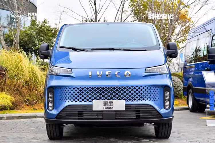 Về hệ thống truyền động, nó được kết hợp với hộp số sàn 6 cấp và hộp số tự động 9 cấp. Ngay tại thời điểm này, hãng cũng đã mở ra chương trình mua xe Iveco Fidato cho khách với chỉ khoản đặt cọc 888 nhân dân tệ, khách sẽ nhận được ưu đãi trừ 3.000 nhân dân tệ khi mua xe cùng các chính sách hấp dẫn khác.