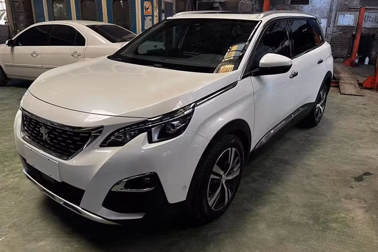 Ngoài việc quan sắt bằng mắt, cũng cần phải có thời gian lái xe thực tế trên đường để từ đó phát hiện sự bất thường của một chiếc xe đã qua phục dựng,... (trong ảnh là chiếc Peugeot 5008 tai nạn nát đầu gần như đã hoàn thiện như mới).