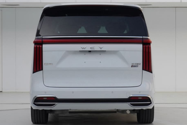 Bên cạnh ngoại thất gây tranh cãi, Wey Gaoshan cũng là một chiếc MPV thực sự thú vị. Nó được trang bị hệ thống plug-in hybrid. Đầu tiên là một động cơ xăng 4 xi-lanh, dung tích 1.5 lít cho công suất tối đa lên đến 156 mã lực, và còn đó là 1 động cơ điện, nhưng đáng tiếc là công suất đầu ra của nó vẫn chưa được tiết lộ.