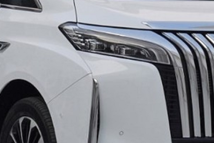 Nếu bỏ qua không so sánh với Toyota Alphard, giới mê xe Trung Quốc cũng cảm thấy Wey Gaoshan có mặt tiền giống với xe Hồng Kỳ HQ9 2023. Như vậy, ngay từ kiểu dáng của Wey Gaoshan đã khiến nó trở thành 1 "bản sao" của các mẫu xe ra đời trước, không giống xe mới.
