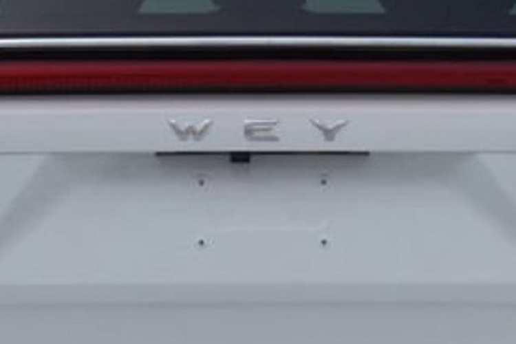 Không phải ngẫu nhiên mà chúng tôi bắt gặp Wey Gaoshan với Toyota Alphard để so sánh, vì nhìn thiết kế bên ngoài của chiếc xe MPV Trung Quốc gợi nhớ đến chiếc MPV Nhật Bản, đây là điều không có quá nhiều bất ngờ vì đã có vài sản phẩm xe Trung Quốc có thiết kế giống với Toyota Alphard.