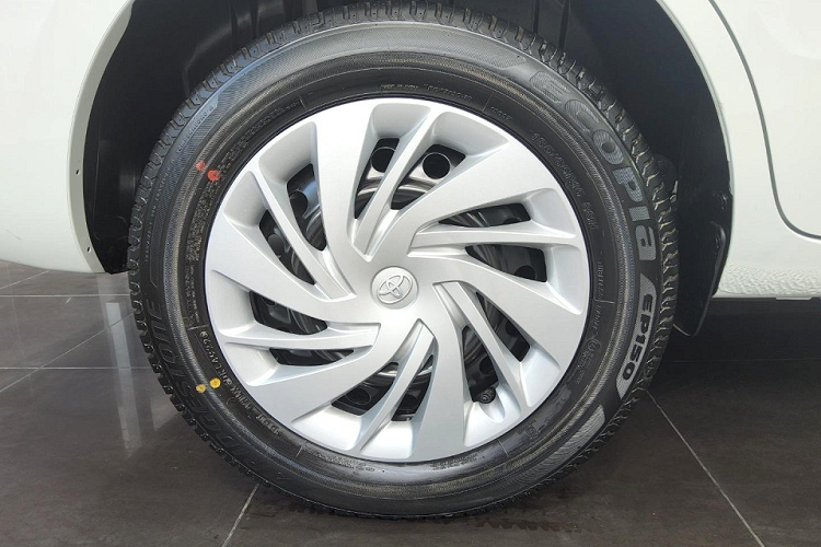 Tại thị trường Nam Phi, mẫu MPV này có tổng cộng 3 phiên bản, bao gồm tiêu chuẩn, SX và TX. Ở bản tiêu chuẩn, xe có những trang bị như vành thép 15 inch, điều hòa chỉnh tay, bảng đồng hồ với màn hình đa thông tin, cảm biến đỗ xe phía sau, 2 túi khí, hệ thống chống bó cứng phanh ABS và trợ lực phanh BA.